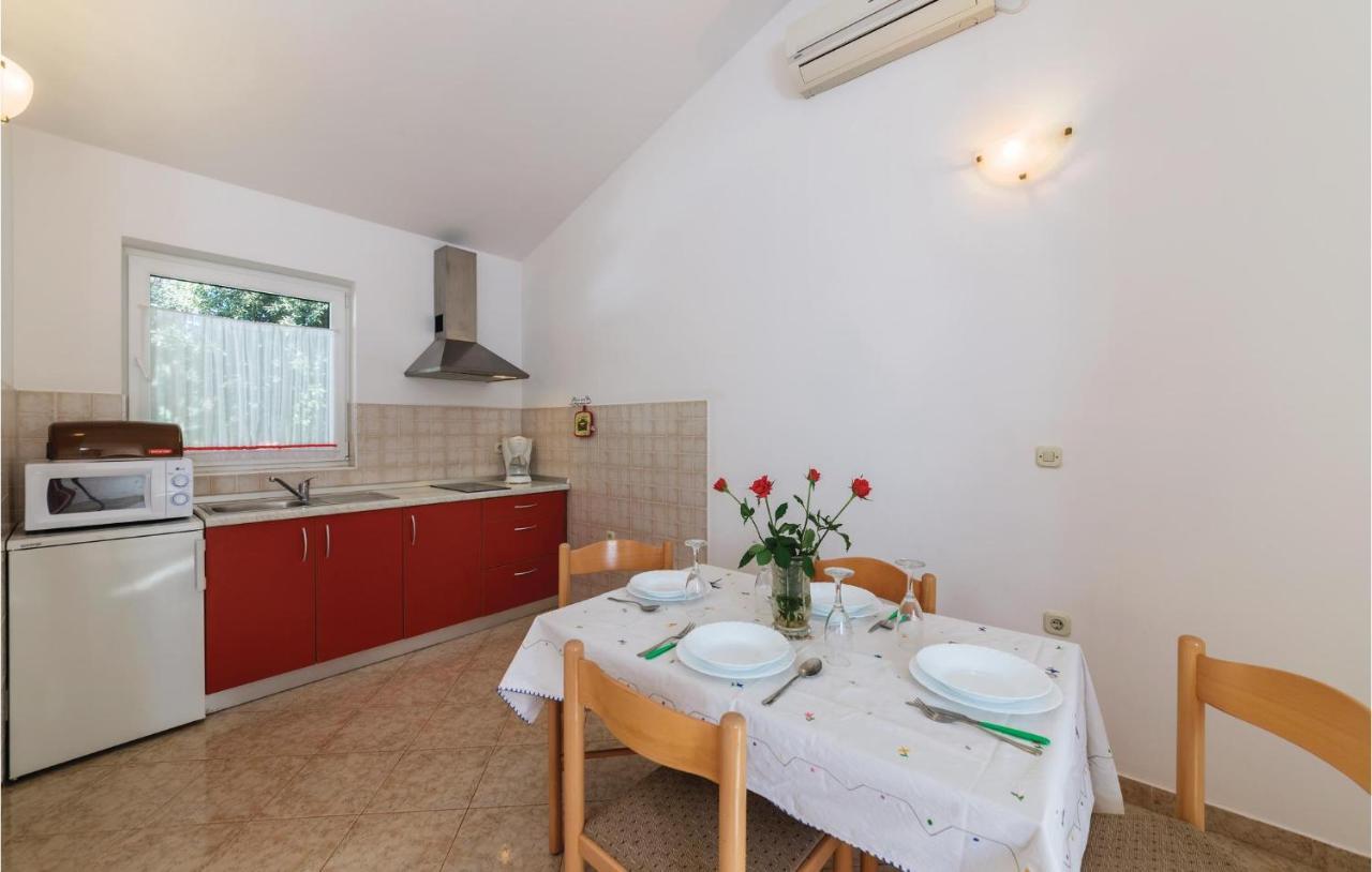 Amazing Apartment In Pula With Kitchen Apartma