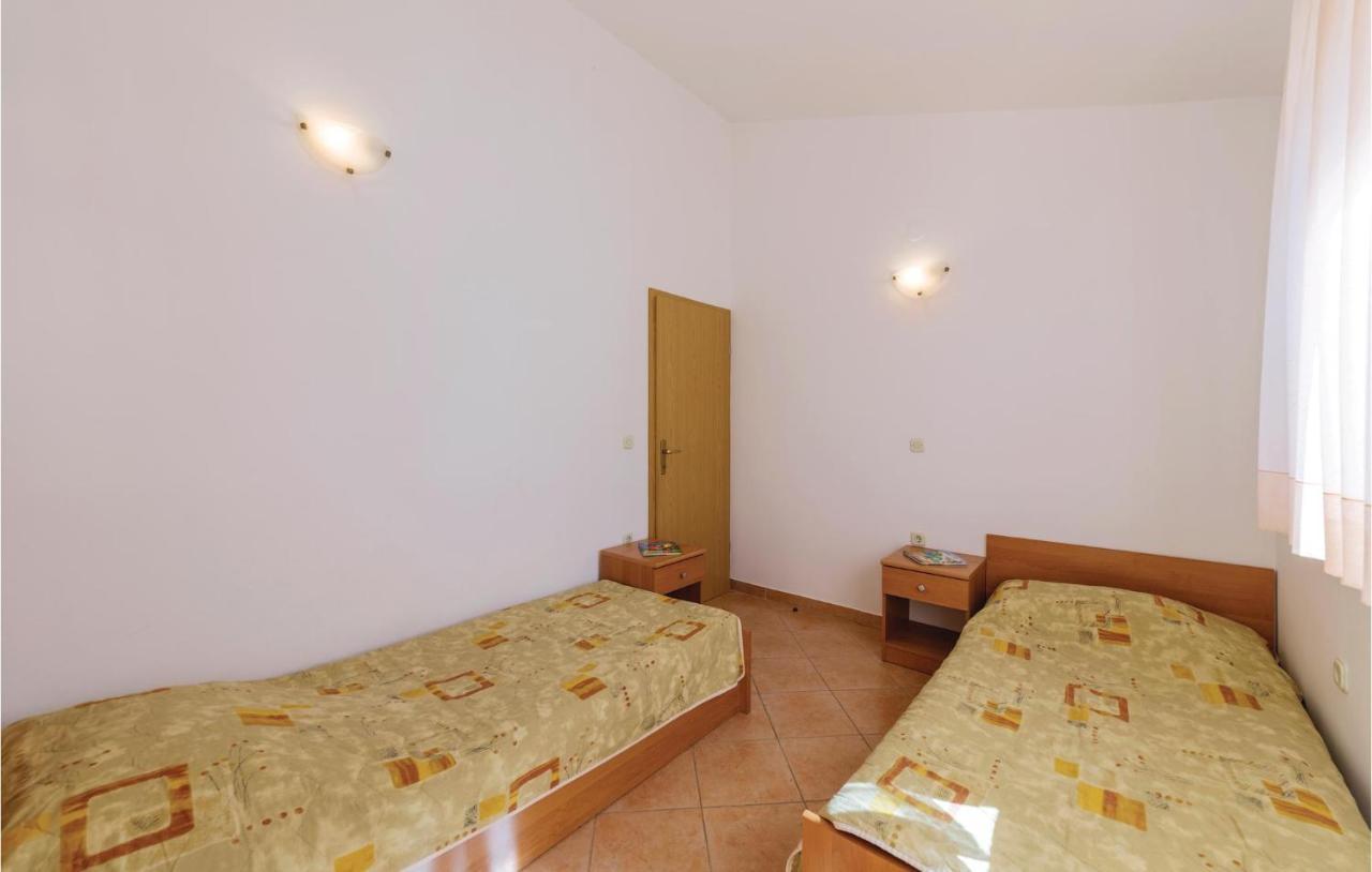 Amazing Apartment In Pula With Kitchen *