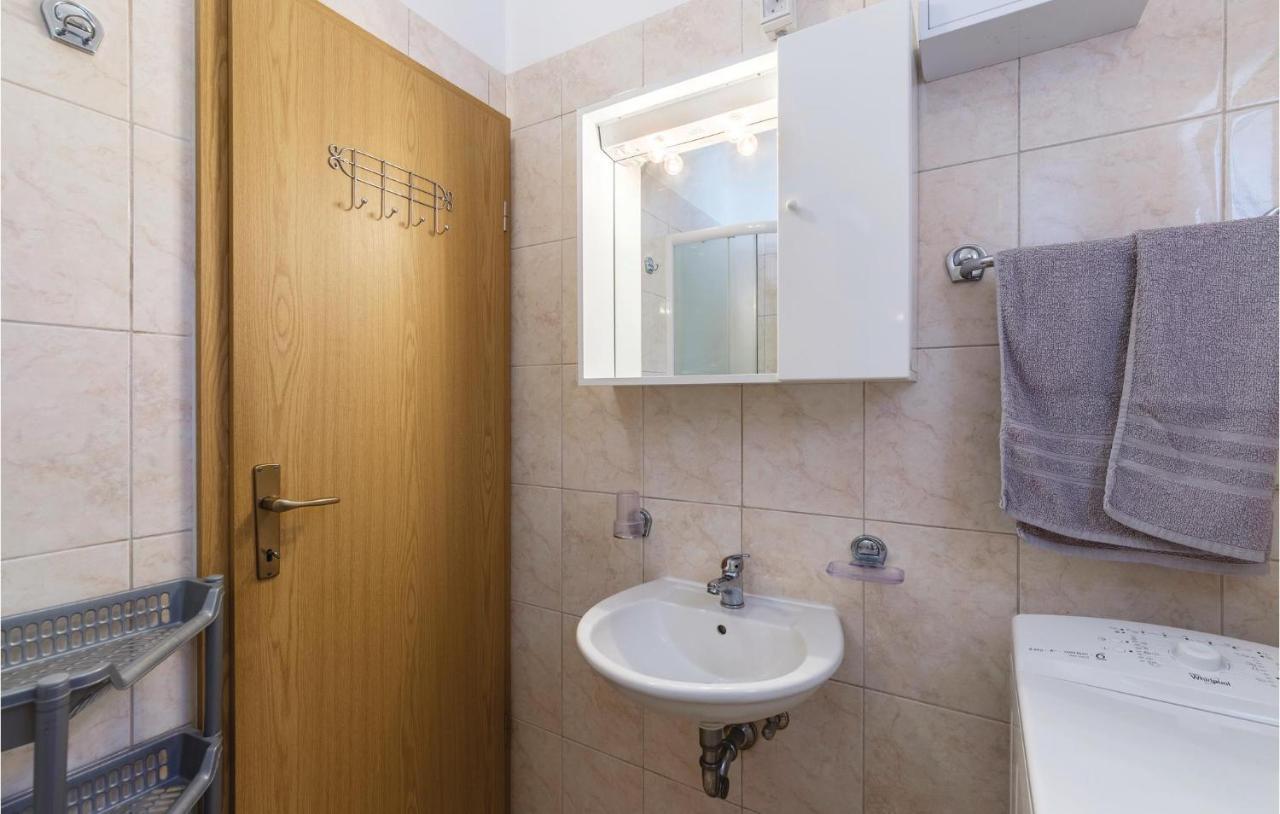 Amazing Apartment In Pula With Kitchen Apartma